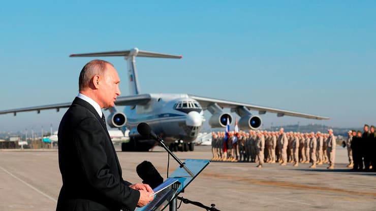 נשיא רוסיה ולדימיר פוטין ב בסיס רוסי חמיימים ליד לטקיה סוריה