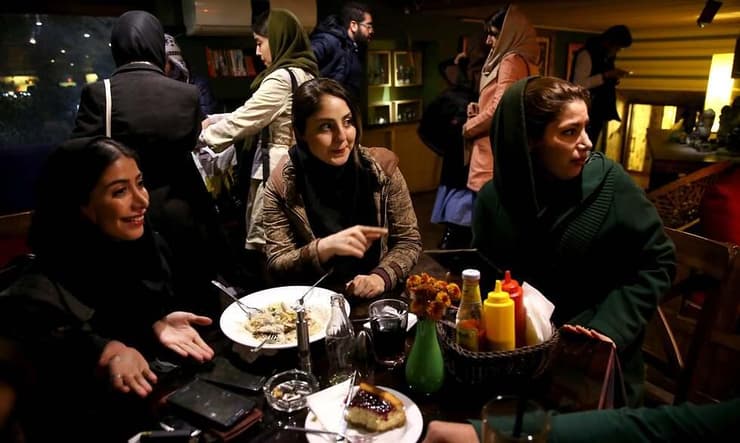 נשים במסעדה באיראן