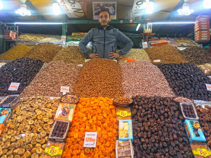 מוכר פירות יבשים בכיכר "ג'אמע אל-פנא" במראקש