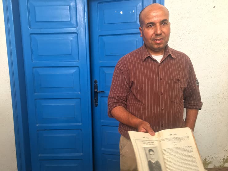 באראק מציג מסמכים שנותרו מהימים היהודיים של בית הספר
