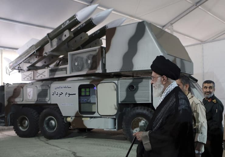 עלי חמינאי אייתוללה איראן ליד סוללת טילים נ"מ נגד מטוסים
