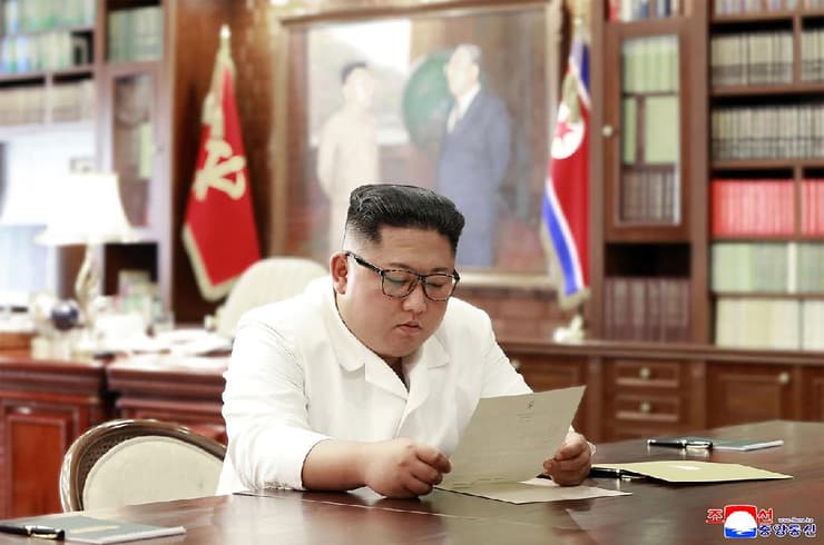 שליט צפון קוריאה קים ג'ונג און קורא מכתב שקיבל מ דונלד טראמפ ארה"ב