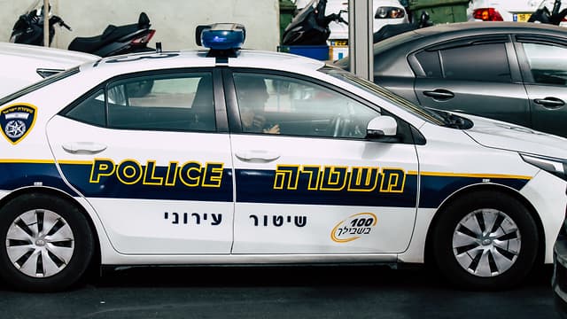 אילוסטרציה ניידת משטרה שיטור עירוני משטרת ישראל