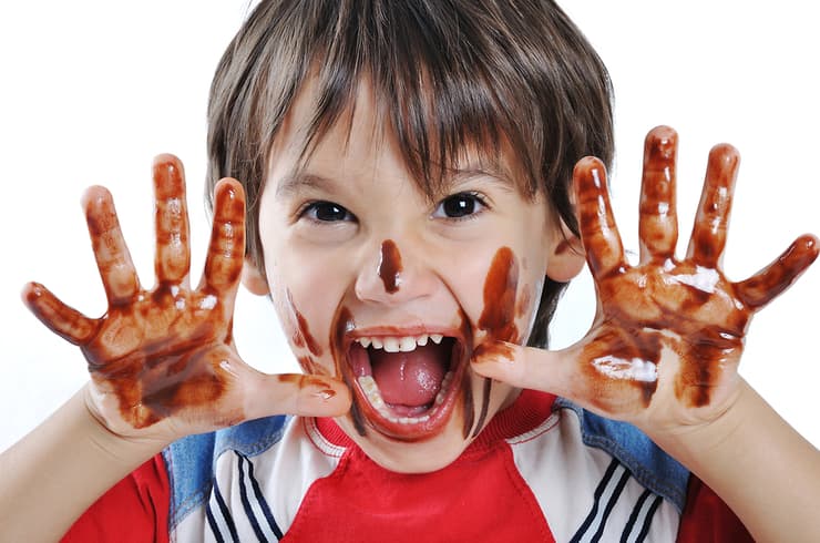 ילד מרוח בשוקולד