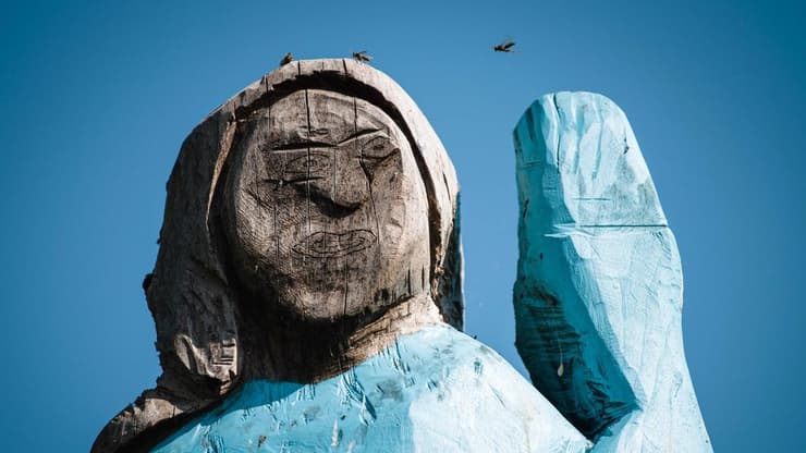 מפחיד? הפסל של מלניה, לפני ההצתה (צילום: AFP) פסל של מלניה טראמפ בסלובניה