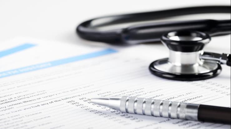 חתימה על ביטוח בריאות