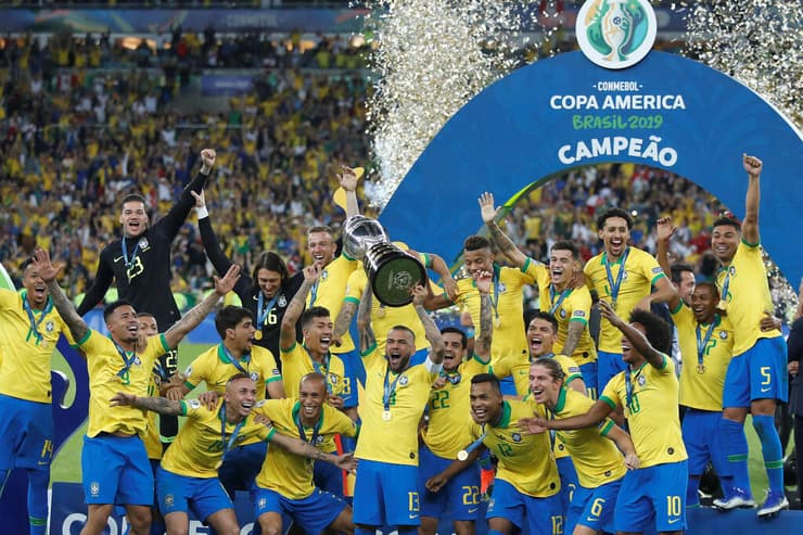 שחקני ברזיל מניפים את הגביע