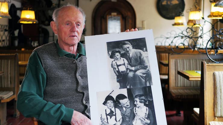 בארטלס עם תמונות שלו, של בת דודתיו ושל היטלר