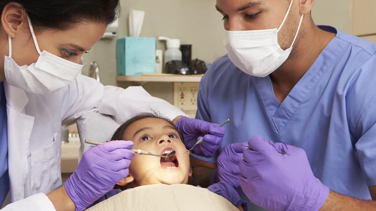 ילדה בזמן טיפול שיניים