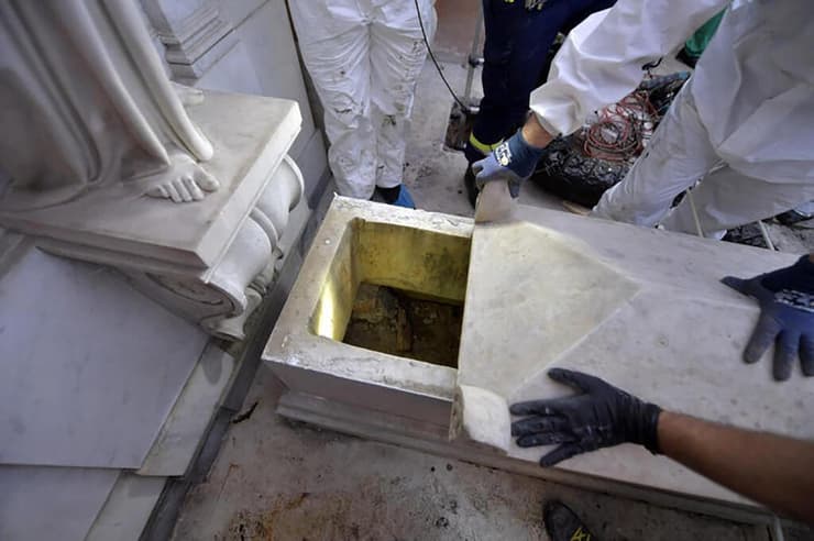ותיקן חופרים ב קברים חיפושים אחר שרידיה של עמנואלה אורלנדי ילדה נעדרת