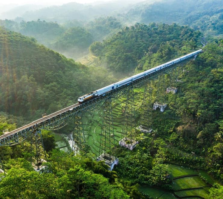 רכבת נוסעת על גשר בעיר בנדונג שבאינדונזיה