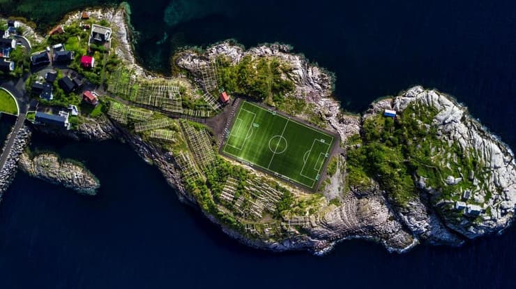 מגרש כדורגל בכפר דייגים קטן בנורווגיה