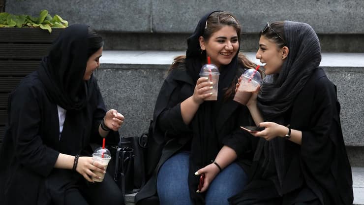 איראן איראניות עם חיג'אב כיסוי ראש טהרן
