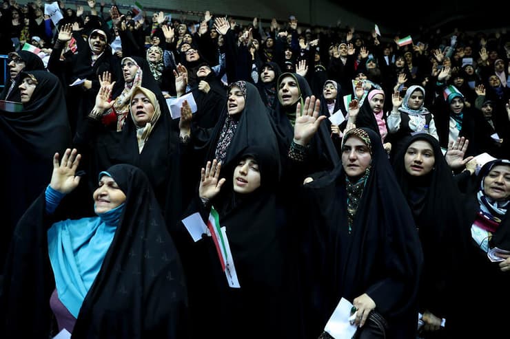 נשים עם חיג'אב באיראן. הדרישה לבטל את החובה לעטות כיסוי ראש עמדה במוקד "מחאת החיג'אב"