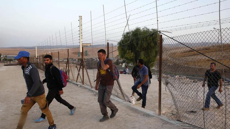 פועלים פלסטינים נכנסים לישראל דרך פרצה ב גדר ליד חברון