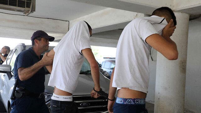 החשודים באונס בקפריסין (צילום: AFP) החשודים באונס בקפריסין