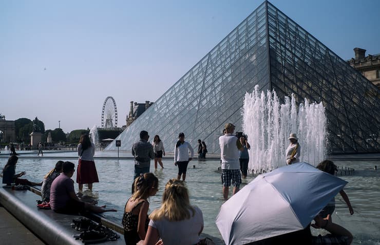 גל חום אירופה ליד מוזיאון הלובר פריז צרפת