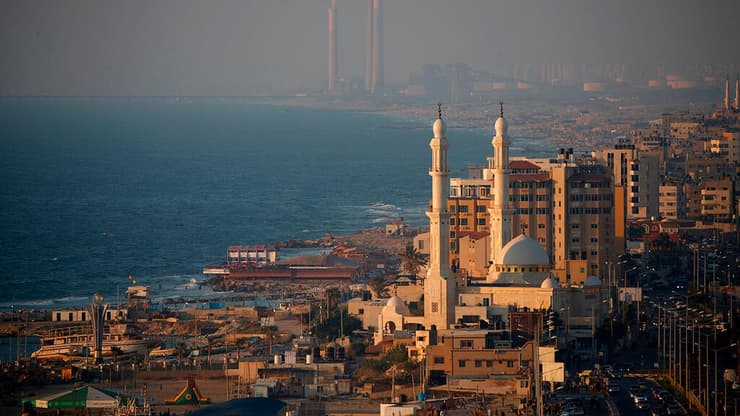 ארכיון מסגד חוף ים עזה ברקע אשקלון