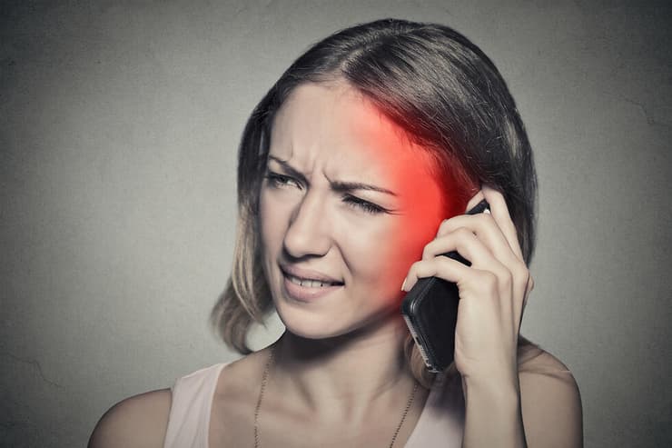 אישה מדברת בטלפון קרינה סלולרית נזקים בריאות דור חמש 