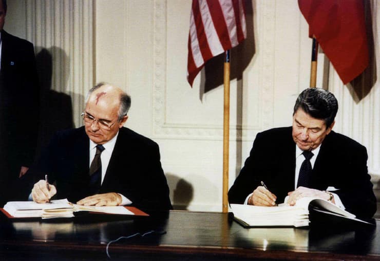 גורבצ'וב ונשיא ארה"ב רונלד רייגן חותמים ב-1987 על אמנה לצמצום הנשק הגרעיני. הביא קץ למלחמה הקרה 