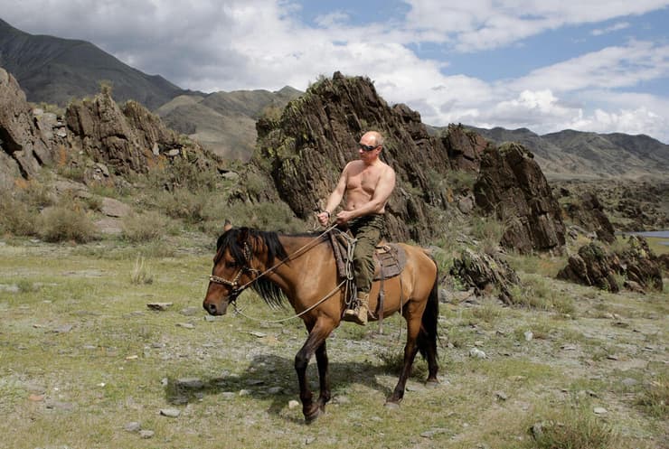 אלוף הז'אנר. פוטין רוכב חשוף-חזה על סוס, בצילום מ-2009  
