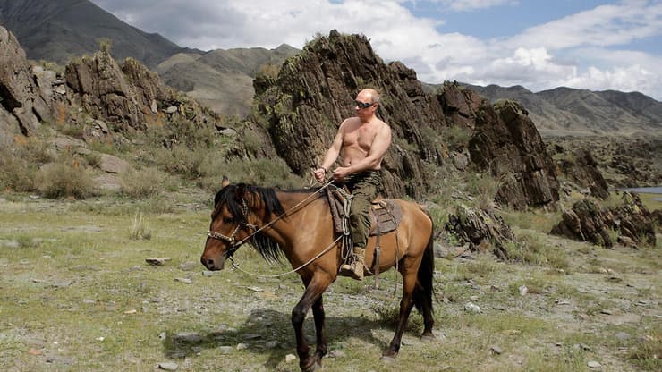 "אולי נרכב על סוס עם חזה חשוף". התמונה המפורסמת של נשיא רוסיה
