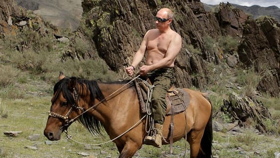 מתמונותיו המפורסמות של פוטין: משתזף על הסוס