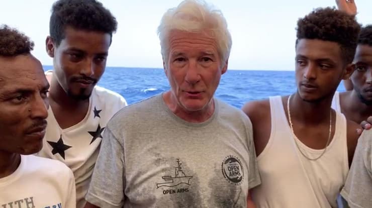 ריצ'רד גיר עם מהגרים אפריקנים תקועים מול חופי איטליה הים התיכון