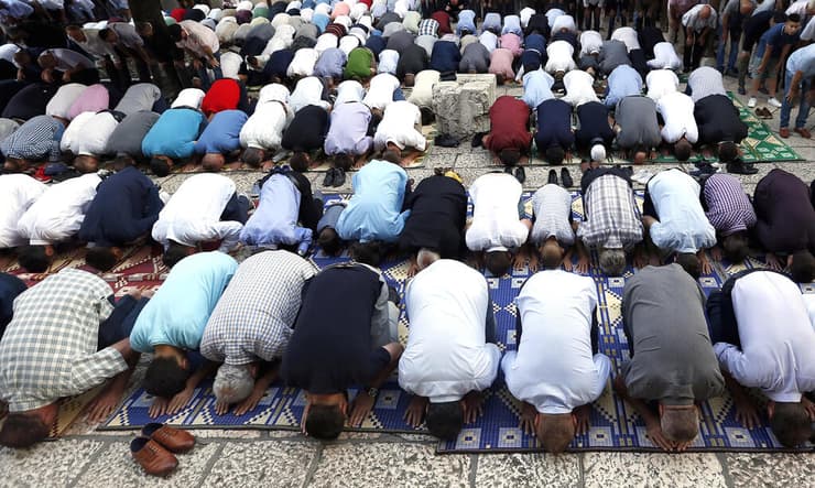מוסלמים מתפללים בחג הקורבן בסראייבו. יחסים הדוקים עם טורקיה 
