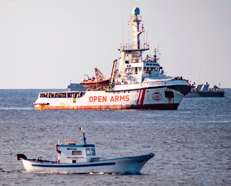 ספינת הסיוע הספרדית מול חופי למפדוזה