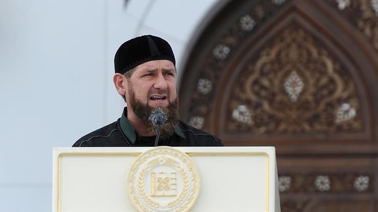 רמזאן קדירוב שליט צ'צ'ניה ש חנכה את ה מסגד הגדול ב אירופה
