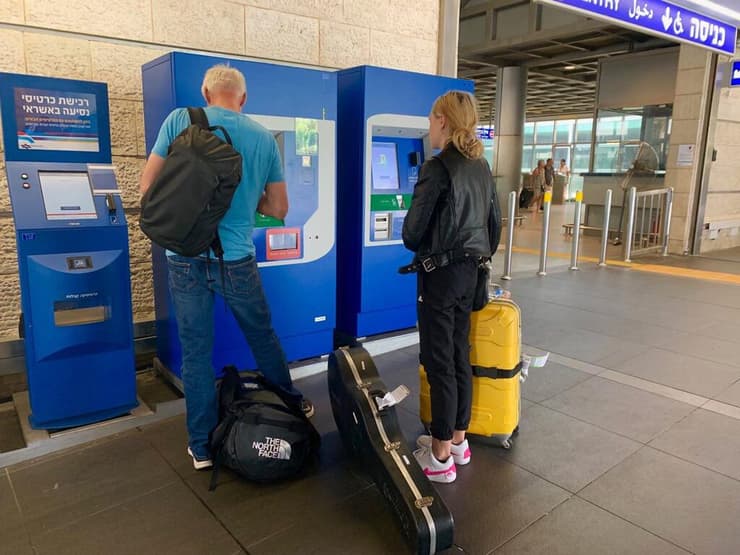 תיירים מנסים לרכוש כרטיסי רכבת