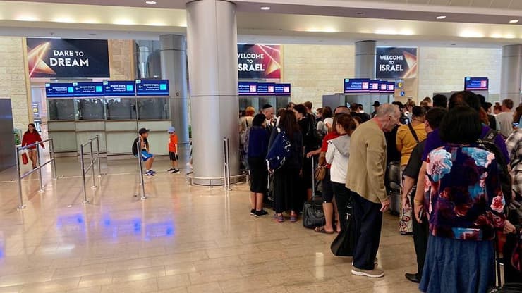 מצאו את ההבדלים: מימין דלפקי החתמת הדרכונים לבעלי דרכון ישראלי. משמאל לדרכונים זרים