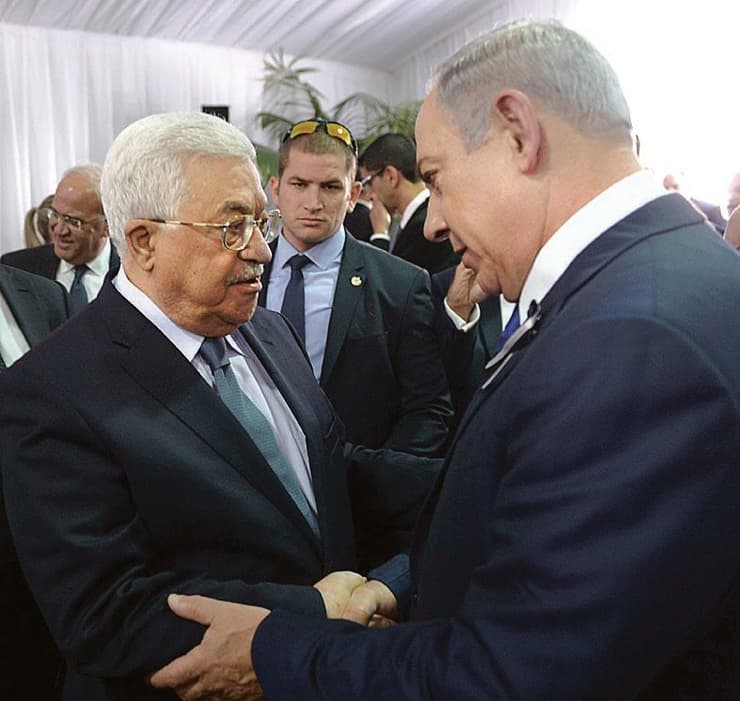 "הרשות הפלסטינית - חולה סופני שמקבל חמצן". נתניהו ואבו מאזן (צילום: עמוס בן גרשום, לע"מ) בנימין נתניהו נפגש עם אבו מאזן בהלוויתו של שמעון פרס ז"ל