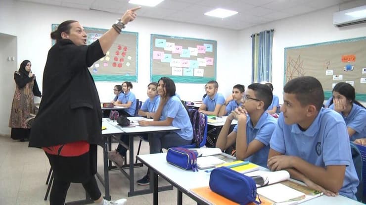 מורים יהודים מלמדים בבית ספר במגזר הערבי
