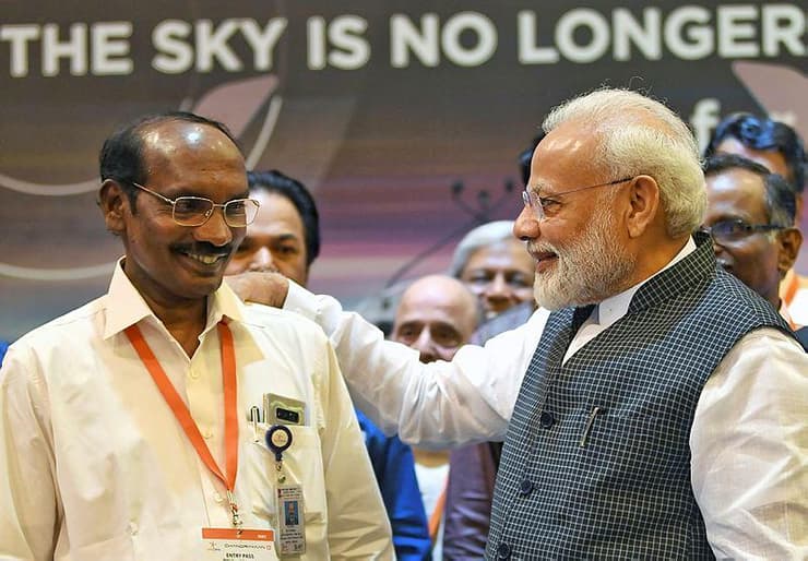 נשיא הודו מודי עם ראש סוכנות החלל ההודית, אחרי ניתוק הקשר