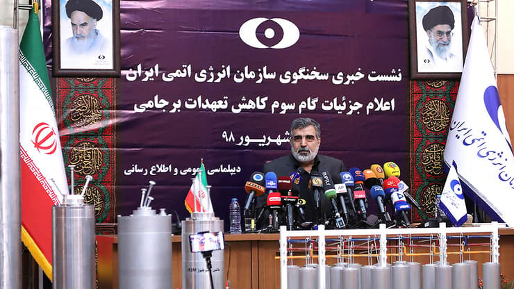 בהרוז קמלבאנדי דובר סוכנות הגרעין של איראן מציג צנטריפוגות