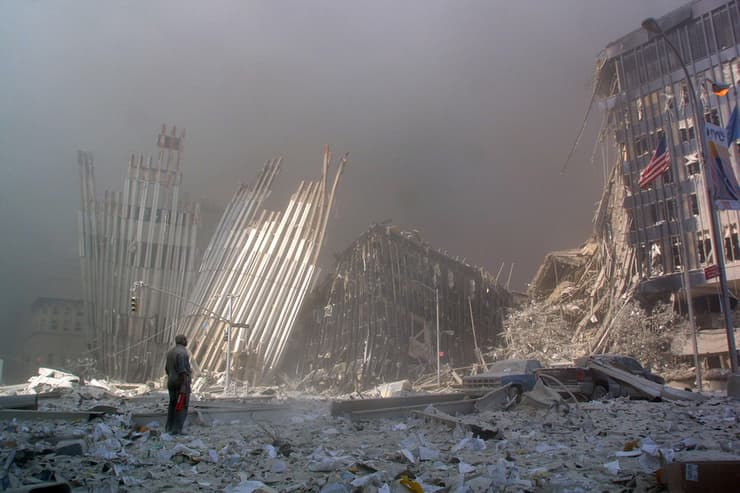 ארכיון 11.9.2001 כבאי יושב ב הריסות מגדלי התאומים ב 11 בספטמבר
