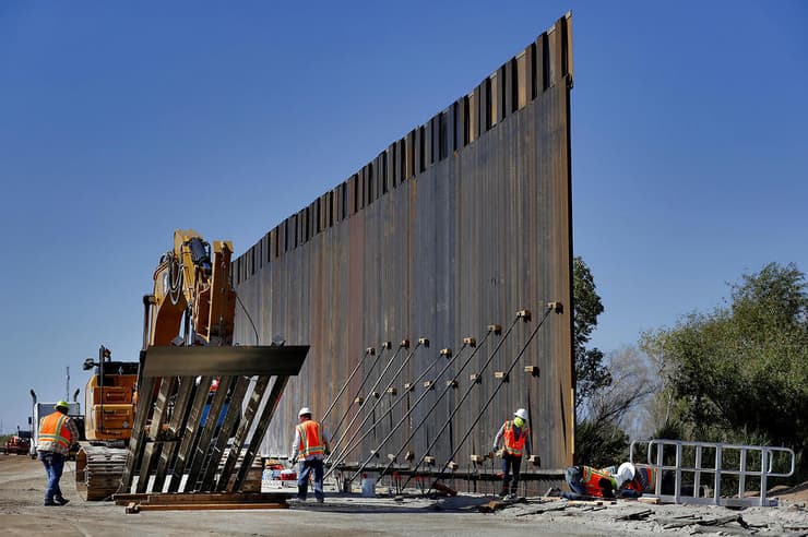 בניית הגדר בגבול עם מקסיקו במסגרת מימון הצבא, באזור אריזונה