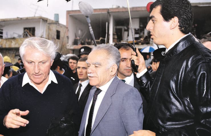 שמיר עם ראש עיריית ת''א לשעבר שלמה להט (צ'יץ') בביקור בשכונת התקווה בזמן מלחמת המפרץ