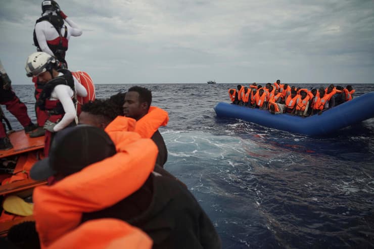 מהגרים מ אפריקה ב איטליה ספינת סיוע אושן ויקינג יורדים ל אי למפדוזה