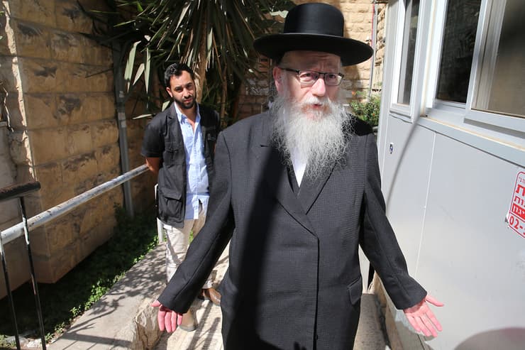 יעקב ליצמן מחוץ לביתו בירושלים  בבוקר שאחרי הבחירות