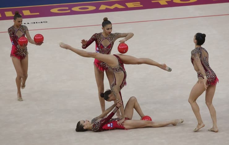 בן רובי (שוכבת על המשטח). "אתפלל בשבילן" (צילום: אורן אהרוני) התעמלות אמנותית