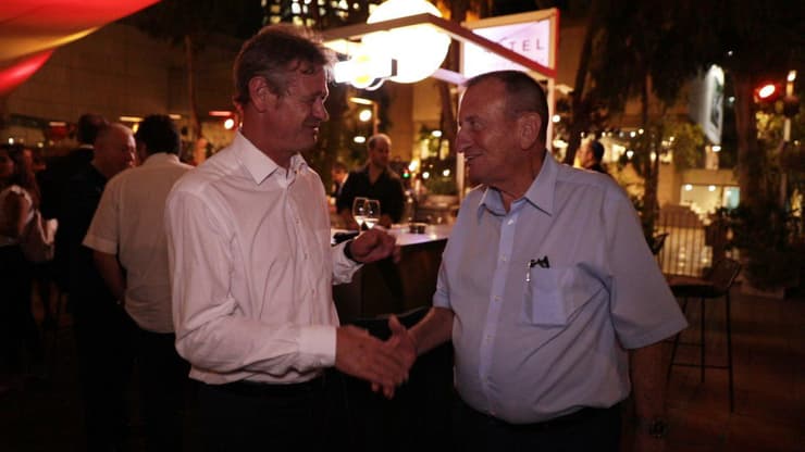 ליחצת ידיים בין ראש עיריית ת"א חולדאי ושגריר שווייץ בישראל ז'אן דניאל רוך