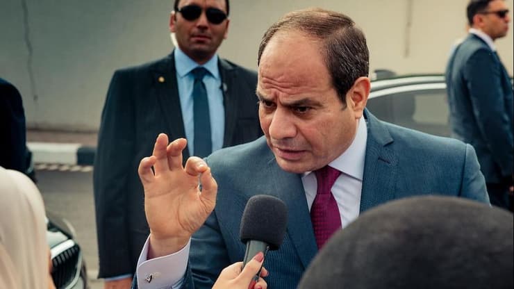 נשיא מצרים עבד אל-פתאח א-סיסי נוחת ב קהיר