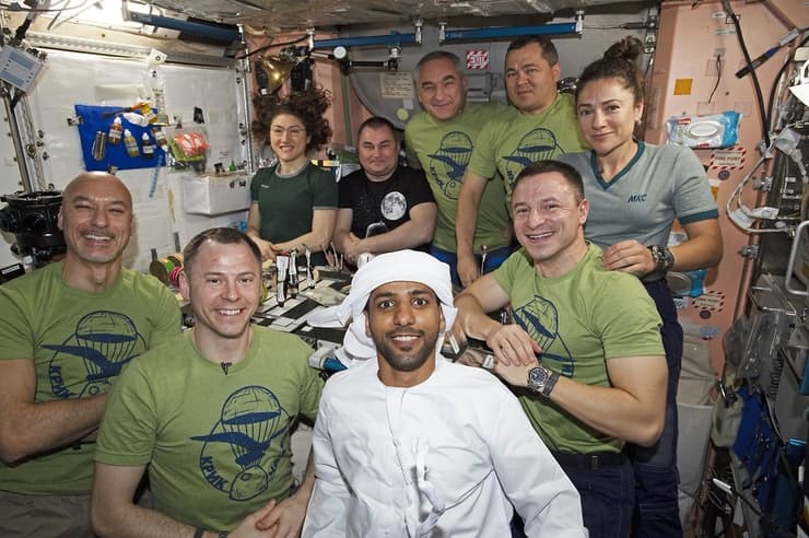 לבוש מסורתי בחלל. האסטרונאוט מהאמירויות עם אנשי הצוות האחרים בתחנת החלל