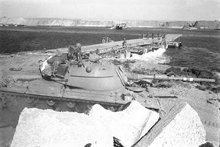  פריסת גשר על תעלת סואץ 