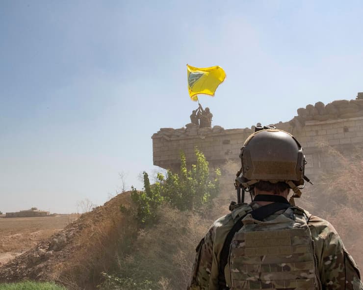 דגלה של המיליציה הכורדית YPG מתנוסס בצפון סוריה. טורקיה רואה בה שלוחת טרור של ה-PKK