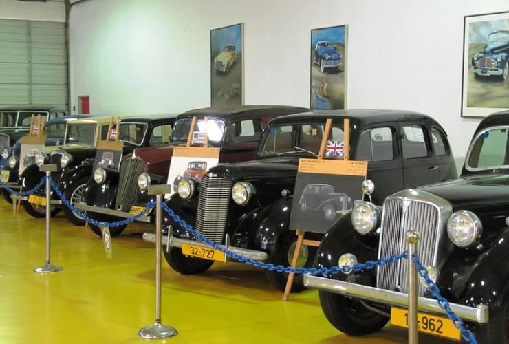 אוסף המכוניות העתיקות במוזיאון הפתוח בתפן