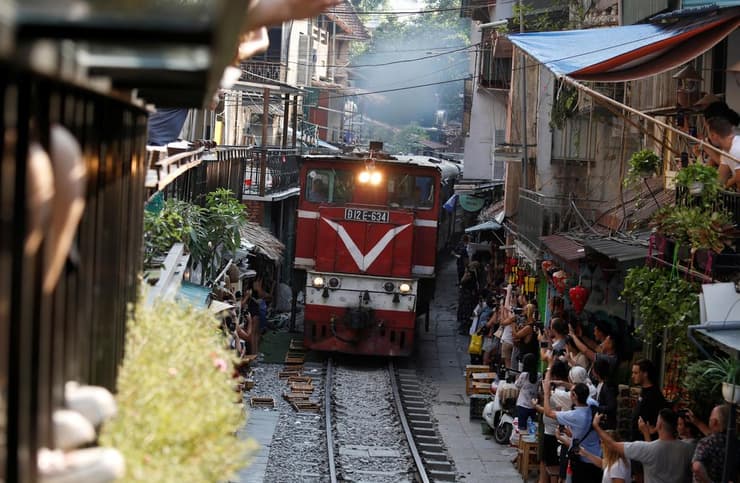 האנוי מסילת רכבת בתי קפה תיירים וייטנאם